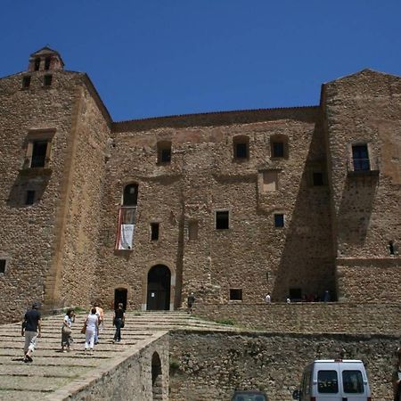 Donjon Suite Centro Storico Castelbuono  Luaran gambar