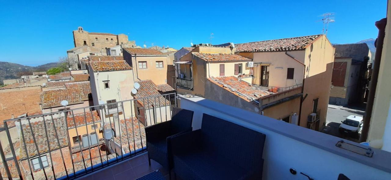 Donjon Suite Centro Storico Castelbuono  Luaran gambar