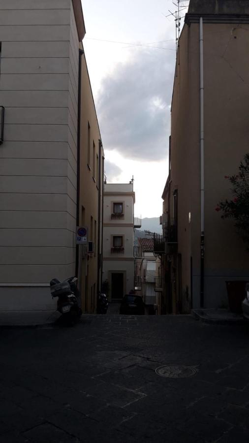 Donjon Suite Centro Storico Castelbuono  Luaran gambar